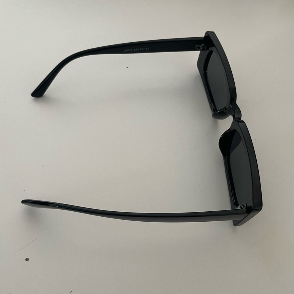 Princess Polly Cahill sunglasses in black - Picture 2 of 3